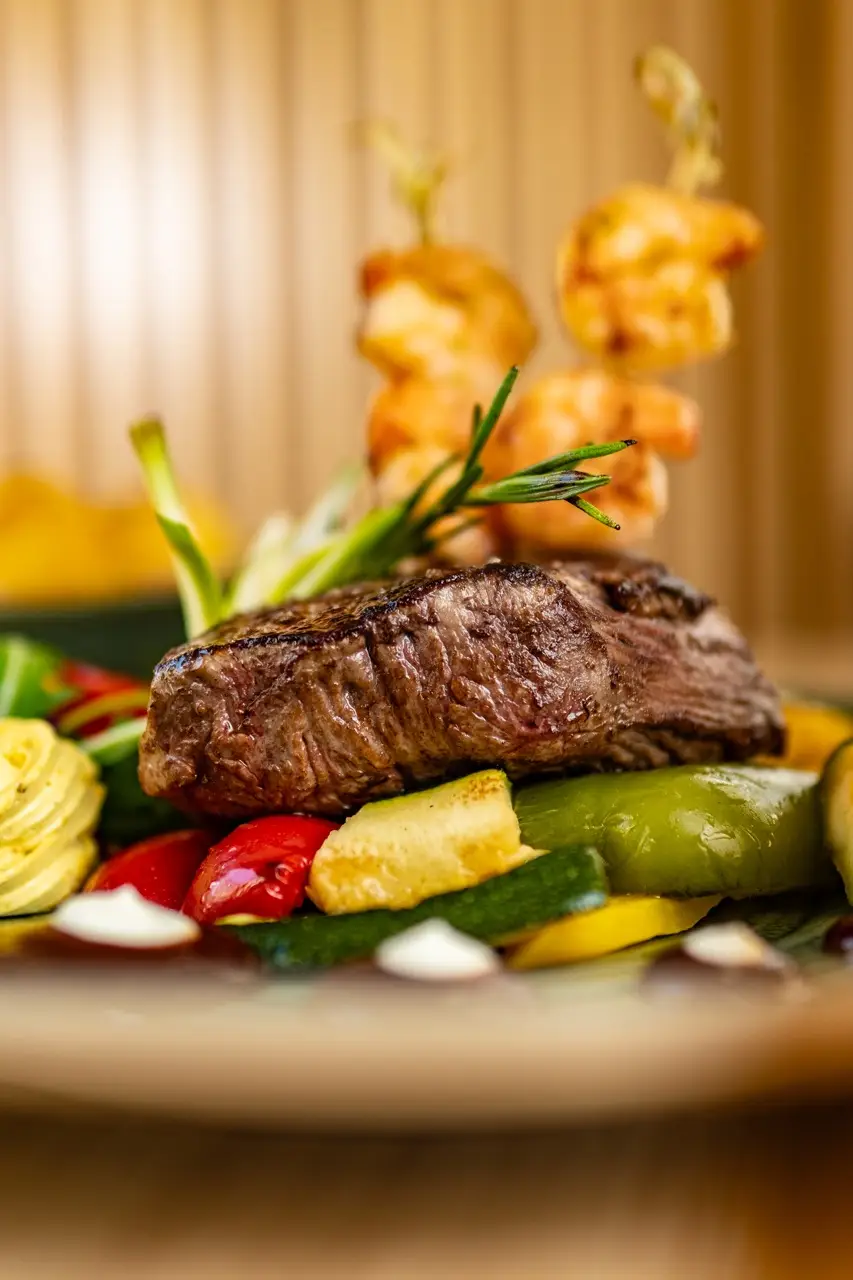 Steak mit Gemüse und Garnelenspieß im Libero 53