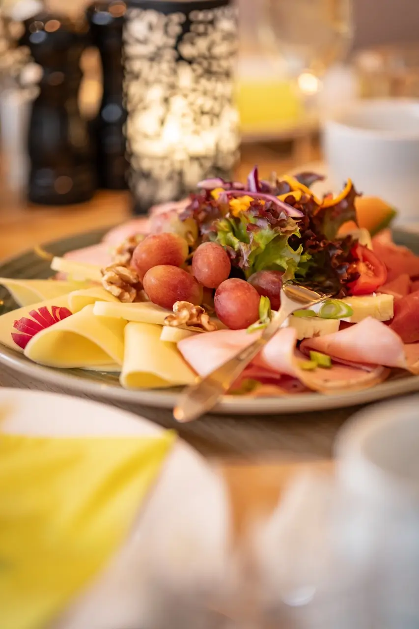 Frühstücksteller mit Käse, Schinken und Trauben im Libero 53
