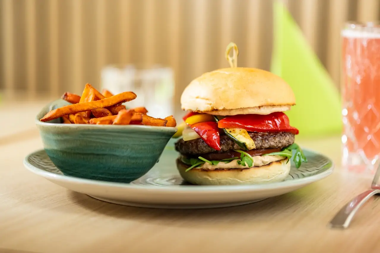 Burger mit Süßkartoffelpommes im Libero 53