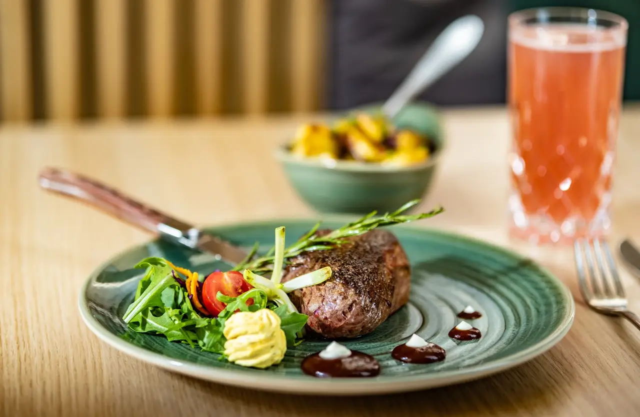 Steak mit Salat und Beilagen, serviert im Libero 53