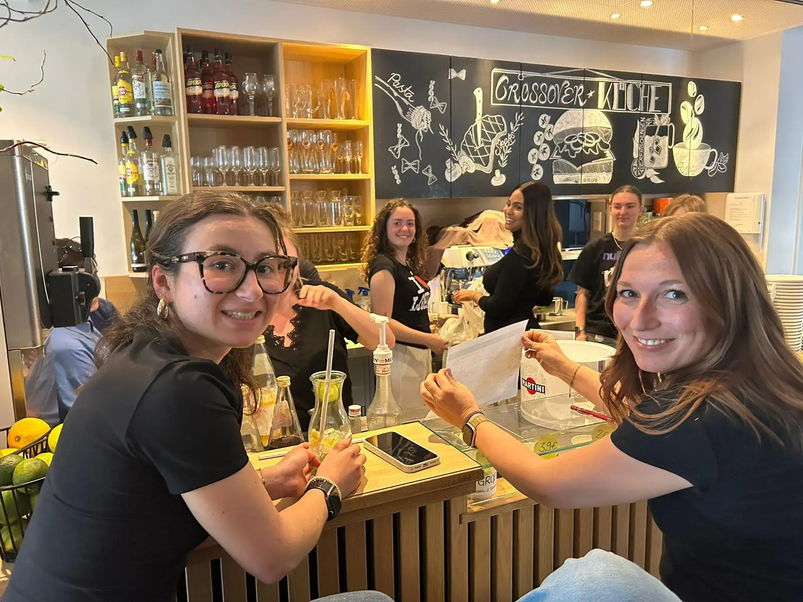 Team des Libero53 mixt gemeinsam die neuen Libero 53 Coolers