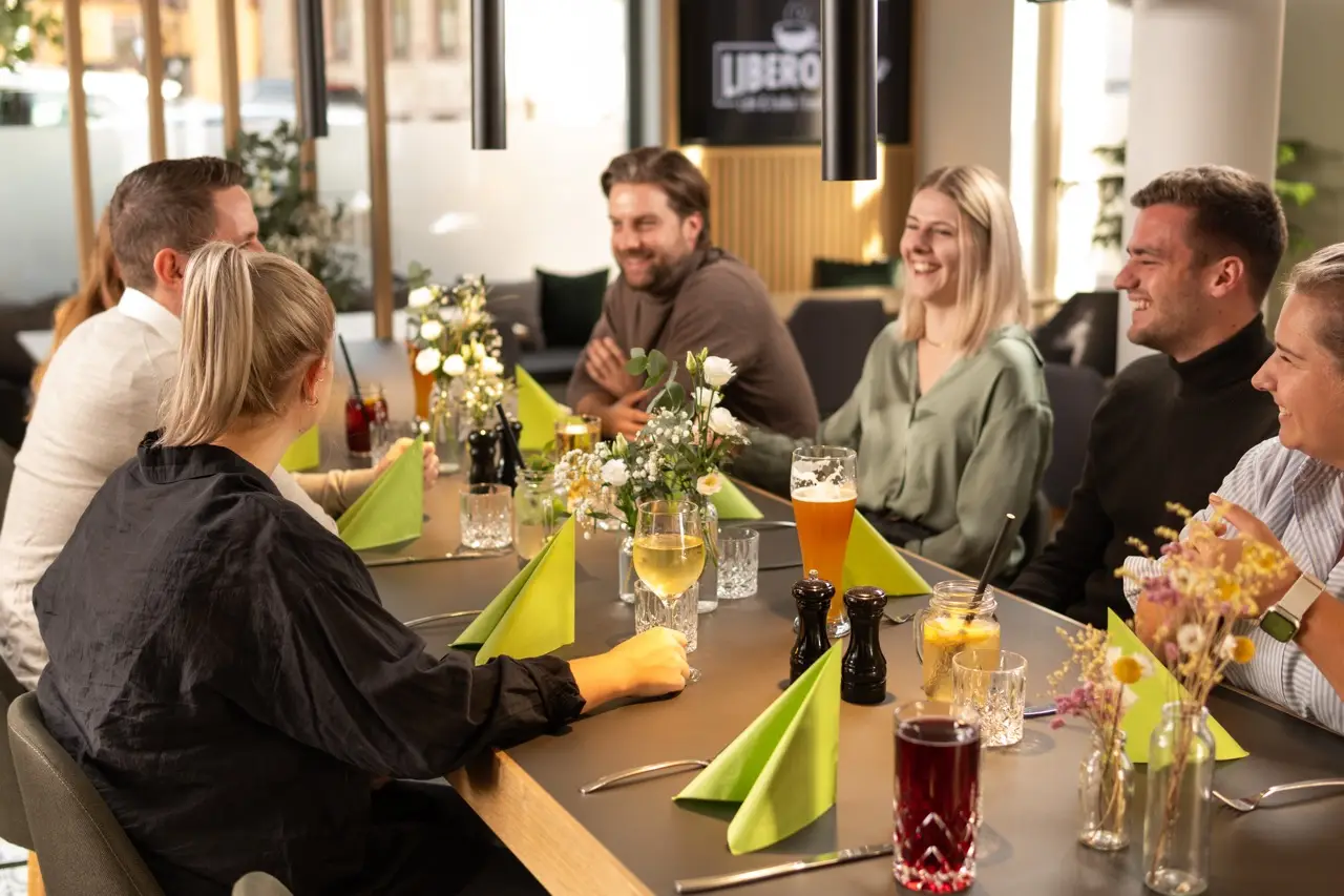 Gäste feiern gemeinsam an der Tafel bei einer Familienfeier im Libero 53