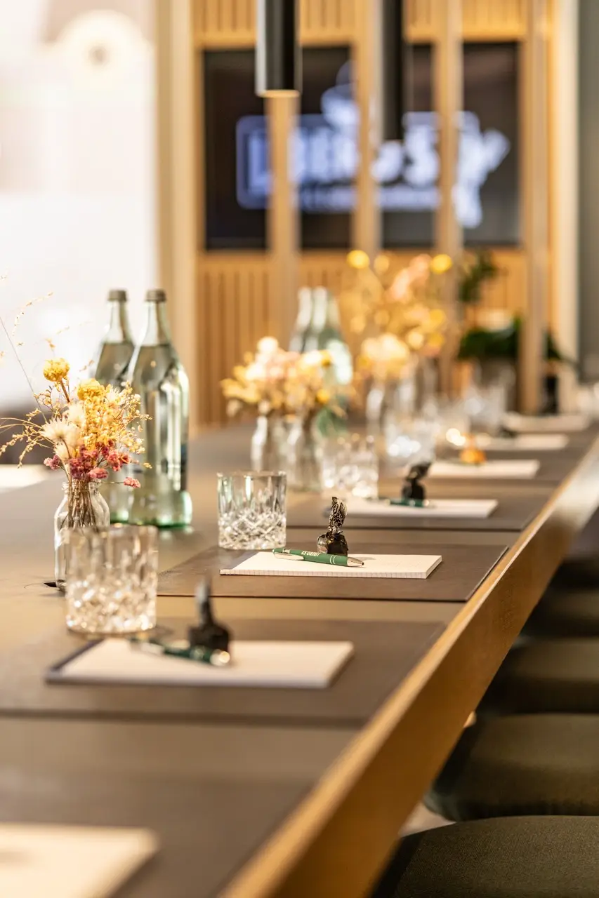 Festlich gedeckter Tisch mit Blumendeko im Libero 53 zur Weihnachtsfeier