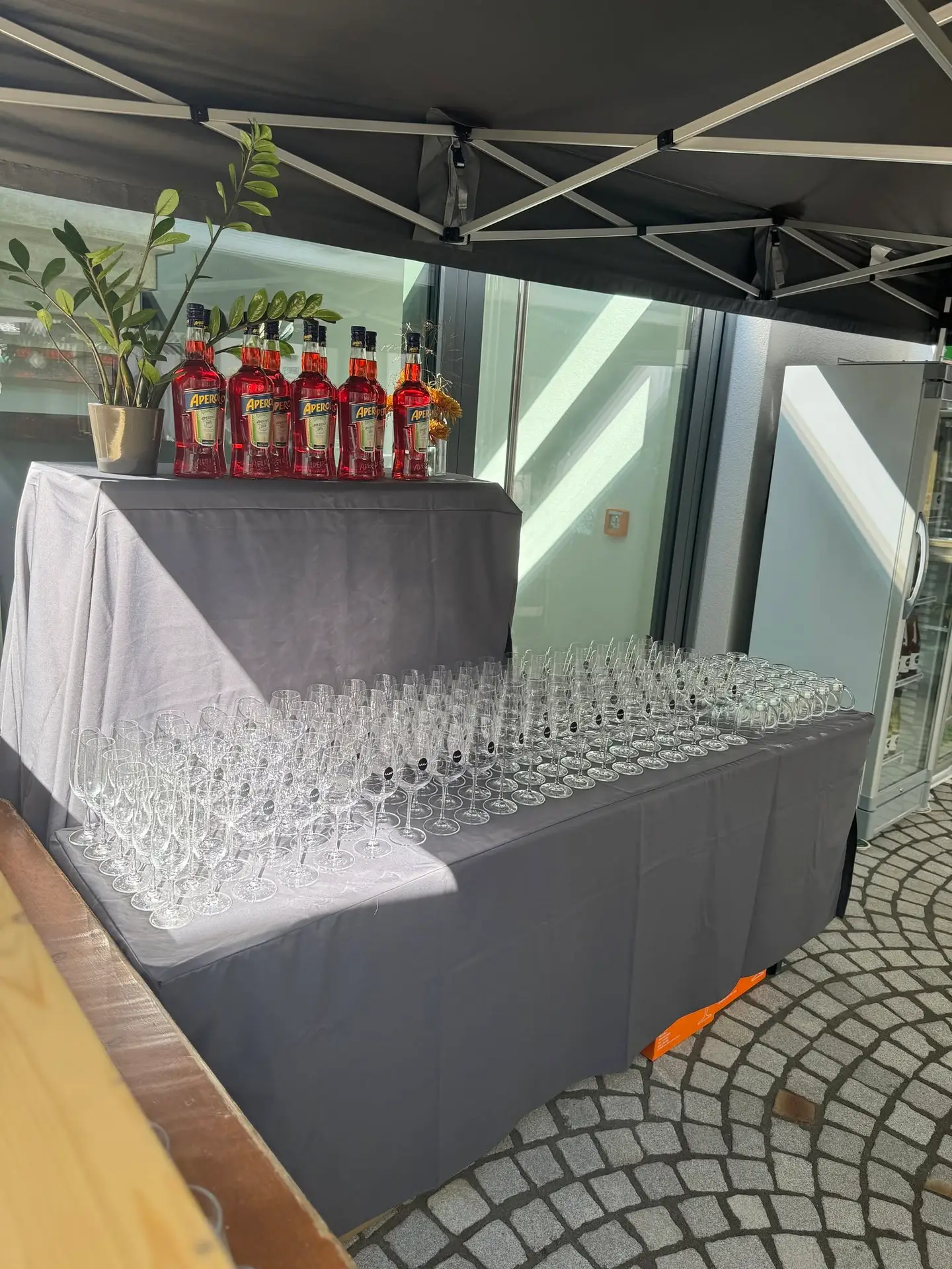 Aperol-Flaschen und aufgereihte Gläser beim Schoppenfest im Libero53