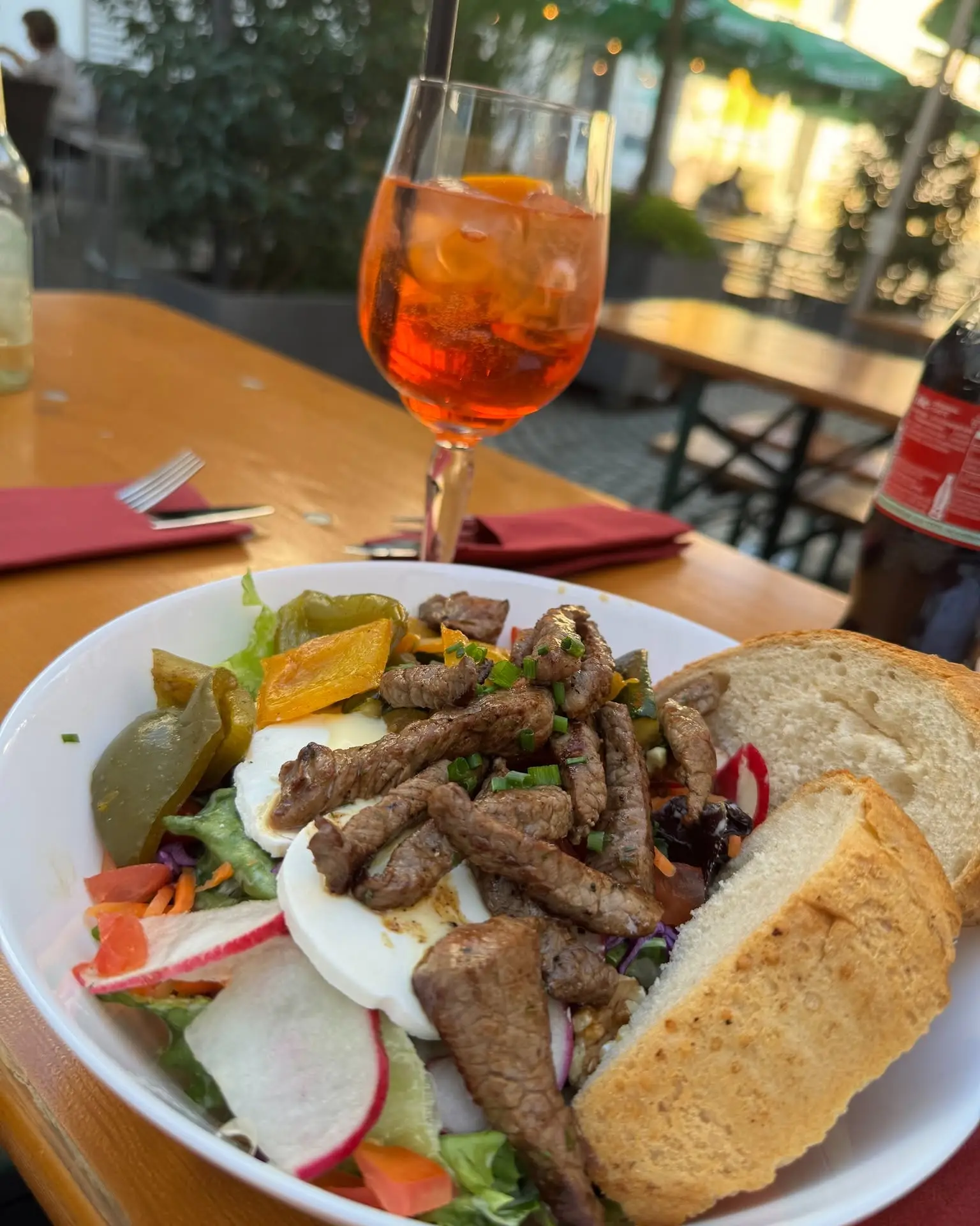 Salat mit Rinderstreifen, Ei und Baguette beim Schoppenfest im Libero53