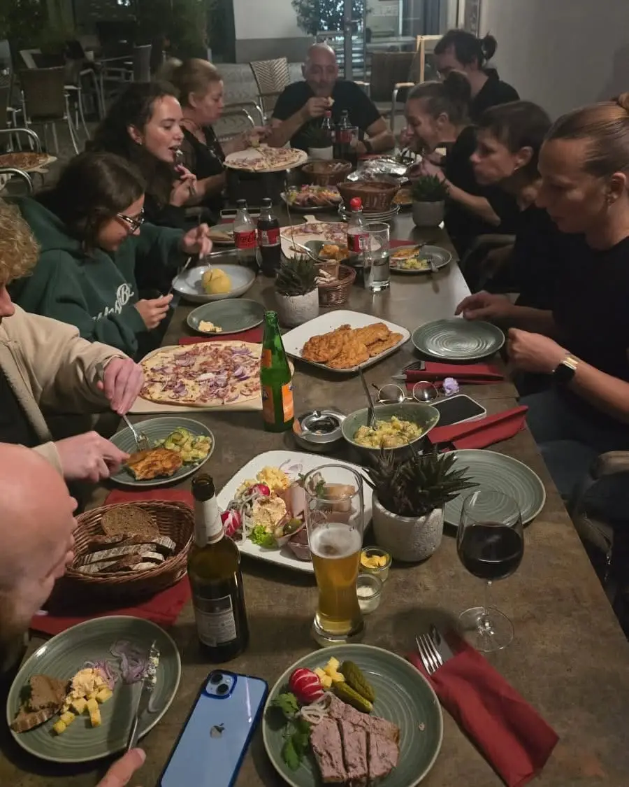 Gäste beim gemeinsamen Essen am langen Tisch beim Schoppenfest im Libero53