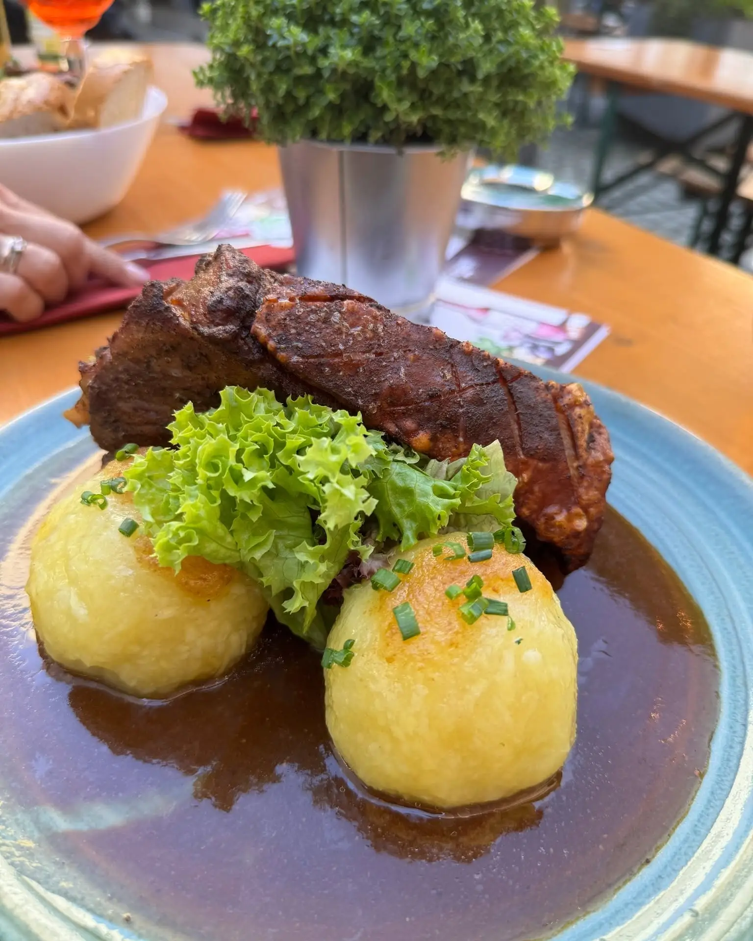 Schäufele mit Klößen und Salat beim Schoppenfest im Libero53